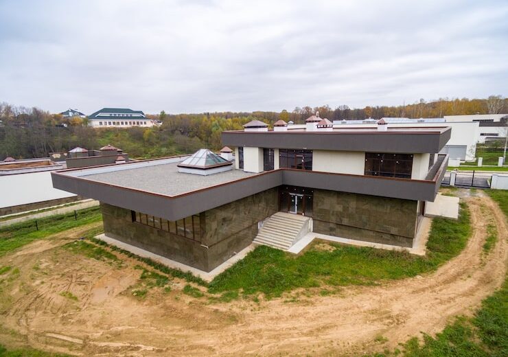 Diferența dintre casele construite pe structură de beton versus cele pe structură metalică